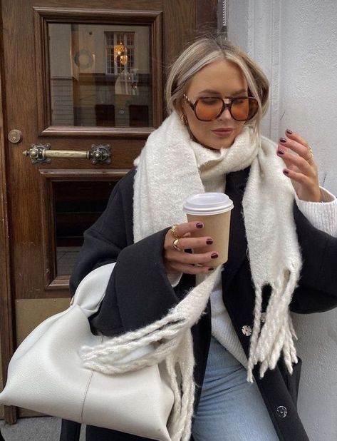 Winter In Switzerland Outfits, Scarf Outfit Casual, Fall Scarf Outfit, White Scarf Outfit, Scarf Outfit Fall, Scarf Outfit Winter, Fall Scarf, Thick Scarf, Warm Shawl