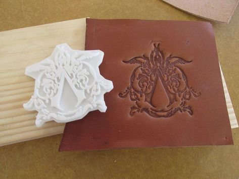 Laser Leather Ideas, Diy Leather Embossing, How To Emboss Leather, Diy Leather Stamp, Diy Leather Gifts, Diy Leather Tools, Leather Working Projects, Custom Leather Work, Monogrammed Linens