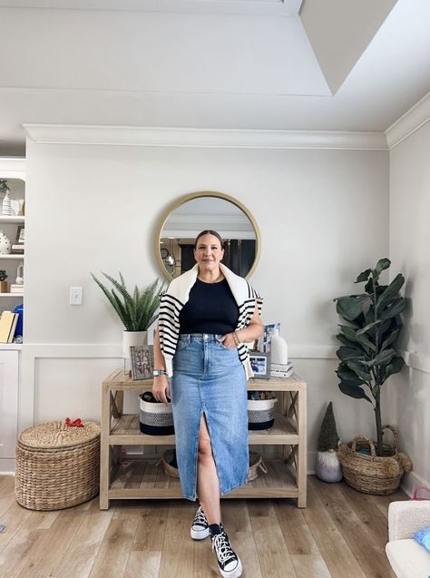 Midi Skirt Sneakers Outfit, Skirt Sneakers Outfit, Plus Size Denim Skirt Outfit, Denim Skirt Outfit Plus Size, Jean Skirt Outfits Plus Size, Midi Skirt Sneakers, Long Denim Skirt Outfits, Skirt Outfits For Women, Denim Maxi Skirt Outfit