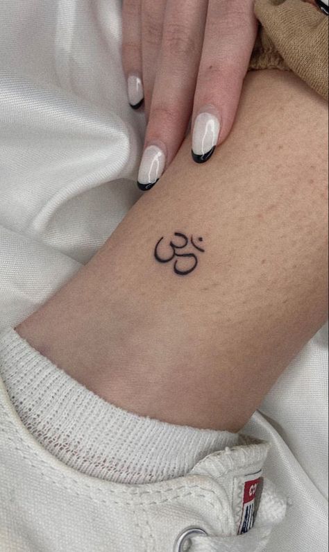 Om Tattoo Simple, Minimal Buddha Tattoo, Shiv Minimal Tattoo, Shiva Om Tattoo, Om Tattoo On Finger, Simple Om Tattoo, Hindu Inspired Tattoos, Yoga Related Tattoos, Om Tattoo Behind Ear