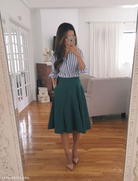 Office Style // Button-down shirt with midi skirt.                                                                                                                                                                                 More Professional Attire, Ținute Business Casual, Rok Midi, Rok Outfit, Cooler Style, Chique Outfits, Extra Petite, Men's Outfits, Stil Inspiration