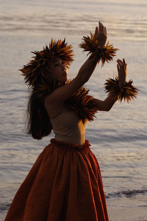 Hawaiian Fire Dancer, Hawaii Hula Dancers, Native Hawaiian Aesthetic, Hula Aesthetic, Native Hawaiian Culture, Hawaiian Culture Aesthetic, Indigenous Hawaiians, Hawaii Culture Aesthetic, Hawaiian Face Claim