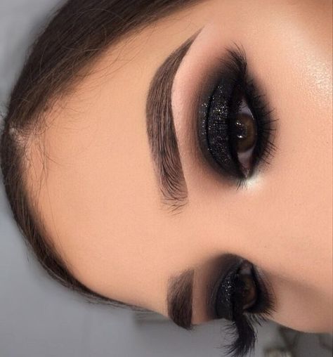 Trucco Smokey Eye, Easy Smokey Eye, Black Makeup Looks, Smokey Eye Makeup Steps, Black Smokey Eye Makeup, Dramatic Smokey Eye, Glitter Smokey Eye, Black Eye Makeup, Black Smokey