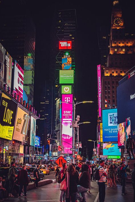 Thanks to @muuzzer for making this photo available freely on @unsplash 🎁 Nyc Wallpaper, New York Attractions, Nyc Night, Broadway Nyc, New York Night, New York Tours, New York City Travel, New York Aesthetic, Arte Obscura