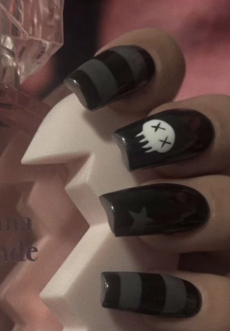 Black Nail Aesthetic Grunge, Alt Nails Acrylics Short, Black Emo Nails Short, Grunge Nail Ideas Black, Alt Nails Acrylics Simple, Goth Acrylic Nails Short, Punk Nails Grunge Short, Emo 2000s Nails, Simple Emo Nail Designs