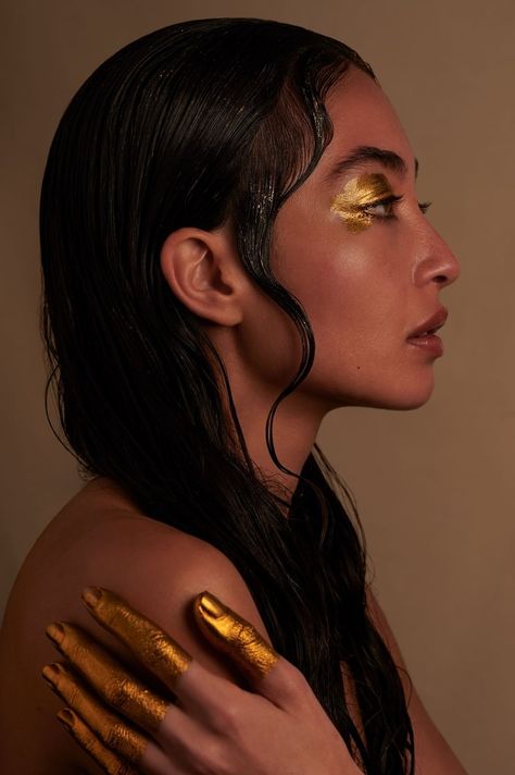 Gold Goddess Makeup, High Fashion Makeup Editorial, Godess Aesthetic, Gold Face Paint, Weird Beauty, Foil Eyeshadow, Gold Makeup Looks, High Fashion Makeup, Face Paint Makeup