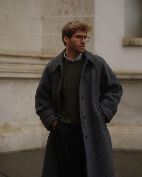 Men's old-money style outfits: 15 Style Ideas for Winter 2023 - 2024 - mens-club.online Men Coat Outfit, Mens Turtleneck Outfits, Turtleneck Outfit Men, Mens 80s, Long Coat Men, Bakal Suami, Classy Outfits Men, Mens Turtleneck, Look Formal