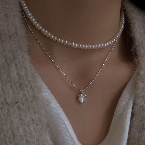 Feminine Necklace Aesthetic, Pearl Dainty Necklace, Silver Necklace Simple, Silver Pearl Necklace, Necklace Delicate, Mother Of Pearl Necklace, Jewelry Lookbook, Sweet Heart, Girly Jewelry