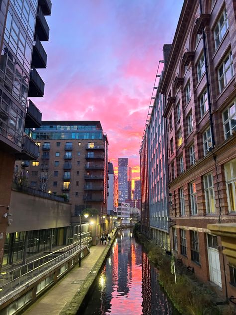 Living In Manchester, Manchester Aesthetic Night, Uni Of Manchester, Manchester Flat, Manchester Aesthetic, Manchester Nightlife, Sunset On Water, Manchester Photography, England Manchester