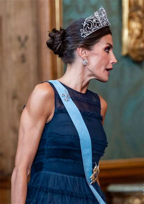 A great secret of Queen Letizia has been revealed Spanish Royalty, Modern Chic Outfits, Charlize Theron Style, Princess Diana Dresses, Spanish Queen, Essentials Aesthetic, Carole Middleton, Princess Letizia, Quick Workout Routine