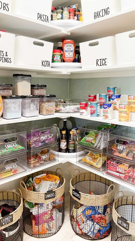 Cereal Pantry Organization, Big Kitchen Organization, Laundry Pantry Organization, Entrance Hall Organization Ideas, Healthy Organized Pantry, Pantry Organization Baking Supplies, Organized Kitchen Pantry, Pantry Chip Organization, Walk In Pantry Organization Wire Shelves