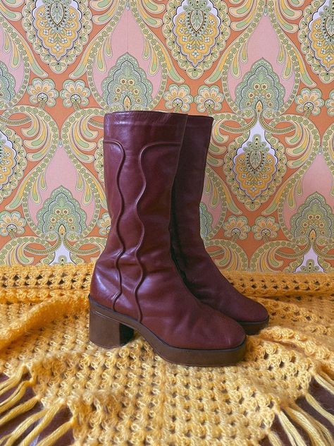 Original and super rare 70s boots made of brown leather. Size: UK 6 / EU 38-39 Total height approx. 37 cm Heel approx. 7.5 cm high Top approx. 33 cm circumference Very good vintage condition. Please note the photos. ℹ️ I have a whole moving box full of beautiful shoes from the 70s, so there are still a few more available in my shop. Some of these shoes were worn in the film "Lindenberg! Do your thing". Cool, right?! If you have any questions or concerns: just text me🌞☮️ (I am selling here as a 90s Early 2000s Fashion, 70s Boots, 1970s Shoes, 70s Shoes, Leather Platform Boots, Do Your Thing, 60s And 70s Fashion, Winter Fits, Vintage Boots