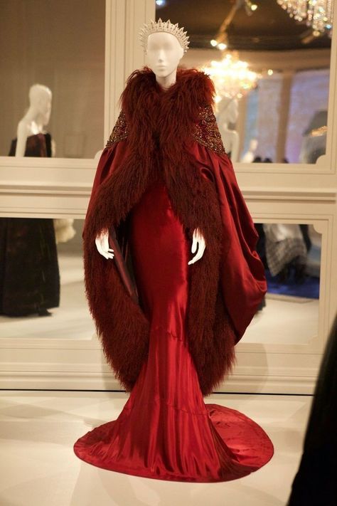 Red Gown Haute Couture, Couture Fur Coat, Sci Fi Formal Wear, Art Show Fashion, Sci Fi Royalty, Futuristic Couture, Goddess Aesthetic Outfit, Futuristic Royalty, Haute Couture Aesthetic
