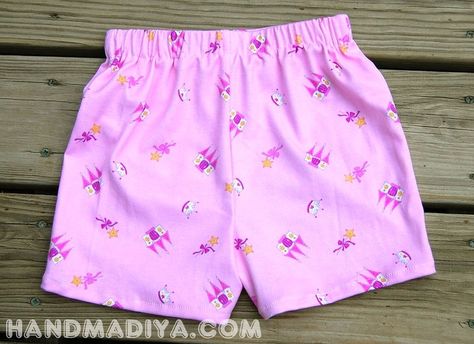 We sew summer shorts in an hour. Tutorial Pajamas Shorts Pattern, Toddler Shorts Pattern, Sew Shorts, Baby Shorts Pattern, Shorts Pattern Free, Sewing Shorts, Outfits Athletic, Shorts Tutorial, Shorts Pattern