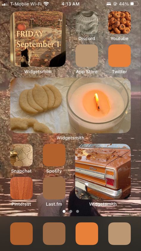 Essen, Fall Phone Charm Ideas, Fall Ios 16 Wallpaper Ideas, Fall Theme Iphone Layout, Fall Ios 17 Homescreen, Autumn Ipad Homescreen, Fall Phone Inspiration, Fall Wallpaper Iphone Widgets, Fall Ipad Layout