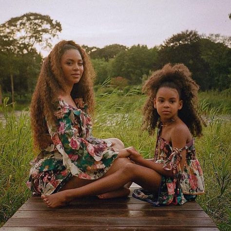 Black Mother And Daughter Photoshoot, Black Mother And Daughter Aesthetic, Black Mother Daughter Photoshoot, Mommy Daughter Poses, Mother Daughter Photoshoot Black Women, Pnw Fashion, Mother And Daughter Photoshoot, Beyonce Family, Mommy Daughter Photoshoot