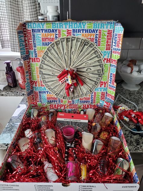 21 Year Old Gift Ideas, 21st Mens Birthday Ideas, Gifts For 21 Year Old Guy, 21 Year Old Birthday Gifts, 21st Birthday Gift Baskets, Diy Birthday Box, 21st Birthday Boy, 21 Bday, Diy Boxes