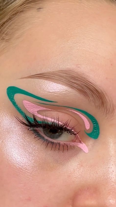 Graphic Look Makeup, Makeup With Colored Eyeliner, Colourful Graphic Liner, Graphic Eyeshadow Looks, Colorful Liner Makeup, Eyeliner Styles Colorful, Two Color Eyeliner, Graphic Eyeliner Color, Colorful Eyeliner Makeup