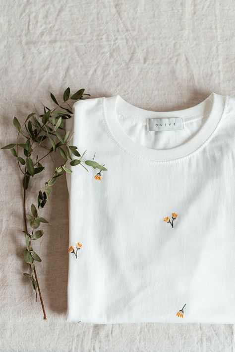 Embroidery Tee Shirts Diy, Shoulder Embroidery Designs, Simple Embroidery Tshirt, Embroidery Clothes Diy, Embroidery Designs On Tshirt, Shirt Embroidery Diy, Tshirt Embroidery Diy, Shirt Embroidery Designs, Diy Embroidered Shirt