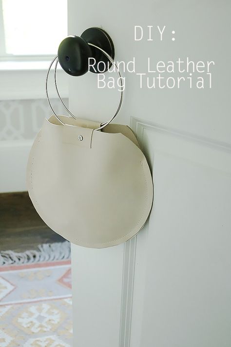 Round Leather Bag Tutorial Ring Handle Bag, Sac En Cuir Diy, Crea Cuir, Diy En Cuir, Leather Bag Tutorial, Leather Tutorial, Diy Leder, Sac Diy, Leather Bag Pattern