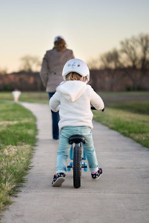 How to Teach a Child to Ride a Bike Bike Shelf, Kids Cycle, Bike Aesthetic, Ride A Bike, Kids Seating, Bike Helmet, Fun Activities For Kids, Cycling Bikes, 2024 Vision