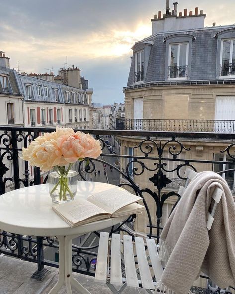 Nasihat Yang Baik, France Aesthetic, Parisian Aesthetic, Paris Dream, Paris Vibes, Parisian Lifestyle, Parisian Life, Paris Aesthetic, Living In Paris