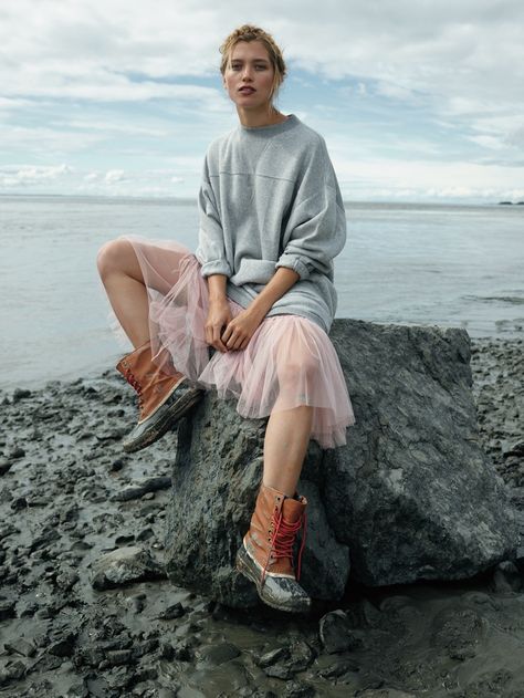 Free People Too Too Much Pullover, Free People Loves KAS Tulle Tutu Midi Skirt and Sorel 1964 Canvas Weather Boot Free People Catalog, Street Style Dress, Free People Clothing, Beach Photoshoot, Estilo Boho, Bohemian Clothes, Fashion Photoshoot, Fashion Shoot, Fashion 2017