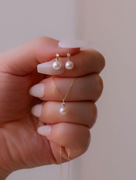 Diamond Pearl Necklace, Diamond Pearl Earrings, Small Earrings Gold, Small Pearl Earrings, Gold Earrings Indian, Pearl And Diamond Necklace, Pearl And Diamond Earrings, Hand Bracelet, Idea Gift