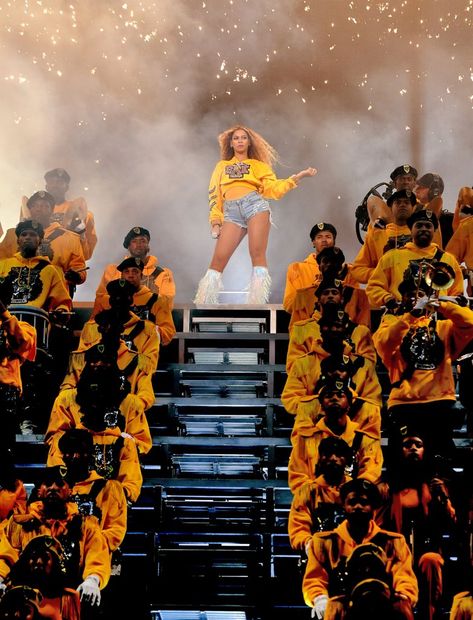 Beyoncé Coachella Performance 2018 Pictures Beyoncé Wallpaper Iphone, Beyonce Homecoming, Beyonce Performance, Beyonce Coachella, Coachella 2018, Queen Bee Beyonce, Beyonce Fans, Beyonce Photos, Beyonce Outfits