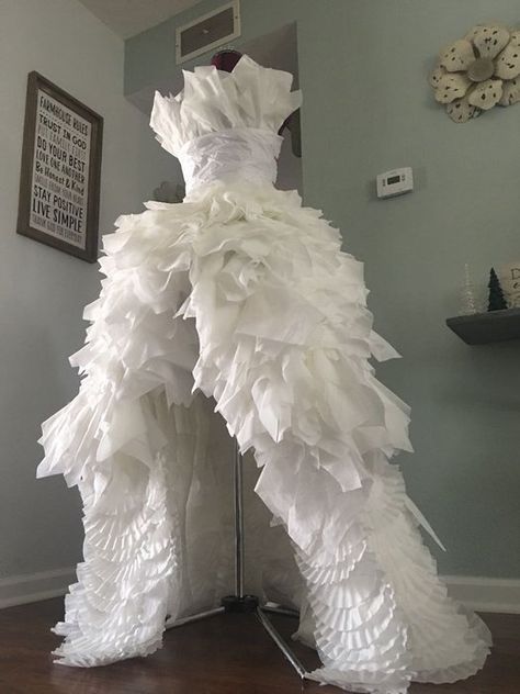 Upcycling, Winter Wonderland Fashion Show, Recycled Gown Ideas, Paper Dress Fashion, Paper Gown, Paper Outfits, Recycled Dress Ideas, Recycled Gown, Country Festival Outfits