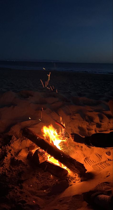 Fire Pit On Beach, Bonfire Beach Night, Fire On Beach Night, Bonfire At The Beach Night, Bonfire On The Beach Aesthetic, Fire On The Beach Night, Fire Pit Friends, Beach Fire Aesthetic, Beach Bonfire Aesthetic