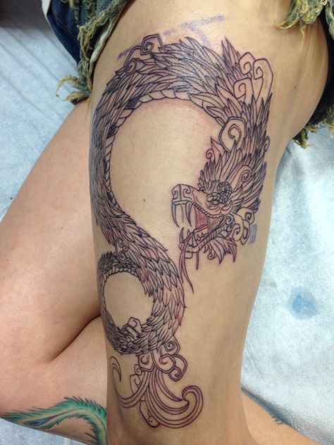 Quetzalcoatl tattoo. (Feathered Serpent by Juan Lira. IG #juanlira) Black and white tattoos. Aztec Quetzalcoatl, Quetzalcoatl Tattoo, Unique Sister Tattoos, Mayan Tattoos, Mexican Tattoo, Feathered Serpent, Aztec Tattoo Designs, Serpent Tattoo, Key Tattoos