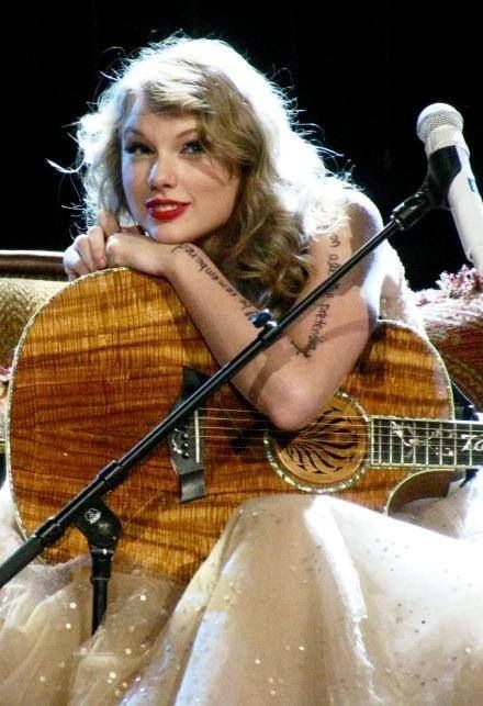 Taylor Swift Aesthetic Pics, Fearless Taylor Swift, Speak Now Tour, Taylor Swift Guitar, Young Taylor Swift, Taylor Swift Aesthetic, Taylor Swift Fotos, Fearless Era, Taylor Swift Party
