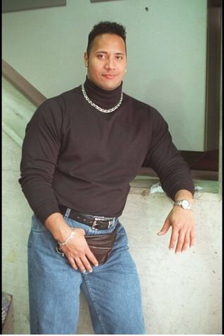 dwayne johnson AKA The Rock:    90s: a black turtleneck, gold chain and a fannypack to boot. Humour, The Rock Gif, Rock Meme, Thursday Pictures, Kostuum Halloween, 90s Rock, Turtleneck Outfit, Rock Johnson, The Rock Dwayne Johnson