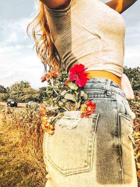 Photoshoot instagram inspiration flower in pocket Flowers In Pants Photoshoot, Alexis Aesthetic, Pants Photoshoot, Squad Pictures, Summer Photoshoot, Solo Pics, Boho Aesthetic, Summer Photos, Family Photoshoot