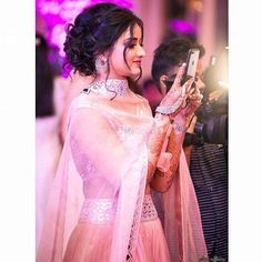 Lehenga Hairstyles, Brides Sister, Bridal Hairstyle Indian Wedding, Engagement Hairstyles, Bridal Hair Buns, Indian Wedding Hairstyles, Indian Wedding Photography Poses, Bride Sister, Messy Bun Hairstyles