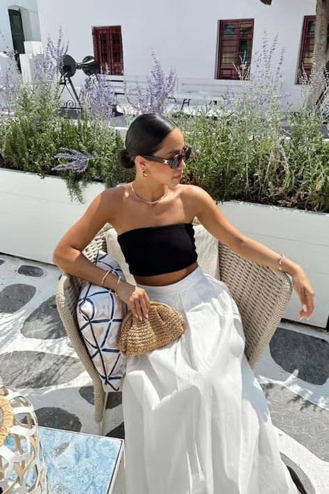 These Are The Mykonos Outfits We Are Wearing This Summer - CLOSS FASHION Sunset Dinner Outfit, Mykonos Outfit Ideas, Outfits Printemps, Greek Outfit Ideas, Mykonos Outfits, Greece Summer Outfits, Mykonos Outfit, Greece Outfit Ideas, Greece Vacation Outfit