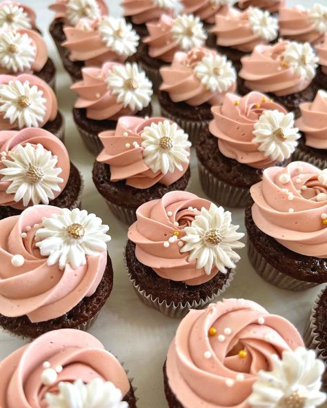 Pretty Cupcake Decorating Ideas, Girls Cupcake Ideas, Tea Party Mini Cupcakes, Pretty Decorated Cupcakes, Bridgerton Cupcake Ideas, Sweet Sixteen Cupcakes Ideas, Simple Elegant Cupcake Designs, Simple Cupcake Designs Birthday, Mini Cupcakes Aesthetic