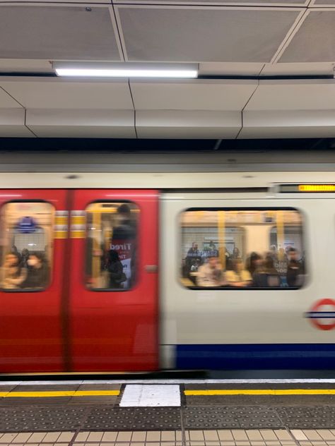 London Underground Train, London Metro, Tube Train, Aesthetic London, London Vibes, Look Back In Anger, London Aesthetic, Subway Train, Cinematic Photography