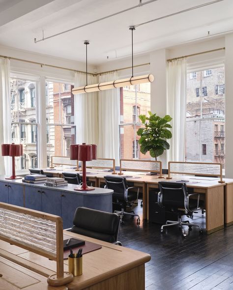 The Malin is a New York Co-Working Space for Design-Minded Members - Metropolis Space Graphic Design, Bureau Open Space, Communal Workspace, Solid Oak Desk, Loft Windows, San Myshuno, Workspace Design, Workplace Design, Soho House