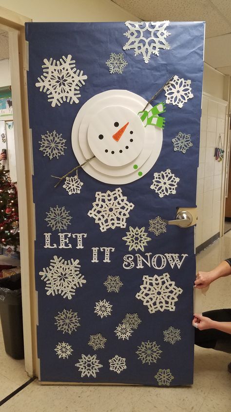 Natal, Winter Wonderland Christmas Door Decorations, Let It Snow Classroom Door Decoration, Daycare Winter Door Ideas, Let It Snow Door Decoration, Winter Daycare Door Ideas, Classroom Doors For Winter, Winter School Board Ideas, January Teacher Door