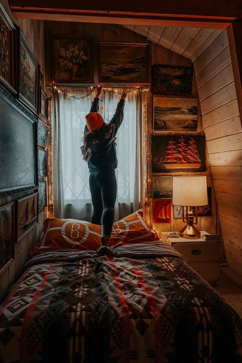 Cabin Core Aesthetic, Cabins In The Woods Interior, Hygge Cabin, Cozy Cabin Bedrooms, Cabincore Aesthetic, Cozy Cabin Aesthetic, Cabin Core, Outdoor Hacks, Cabin Aesthetic