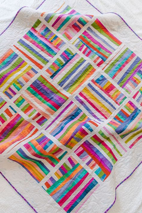 The Shine quilt sew along includes lots of added tips and videos to help you make this modern quilt pattern. This fat quarter quilt pattern is beginner friendly and focuses on improv sewing. suzyquilts.com #fatquarterpattern #improvquilt Couture, Patchwork, Scrappy Modern Quilts, Mexican Quilt Ideas, Modern Scrap Quilts, Abstract Quilt Patterns, Modern Quilts Contemporary, Scrap Quilts Ideas, Shine Quilt