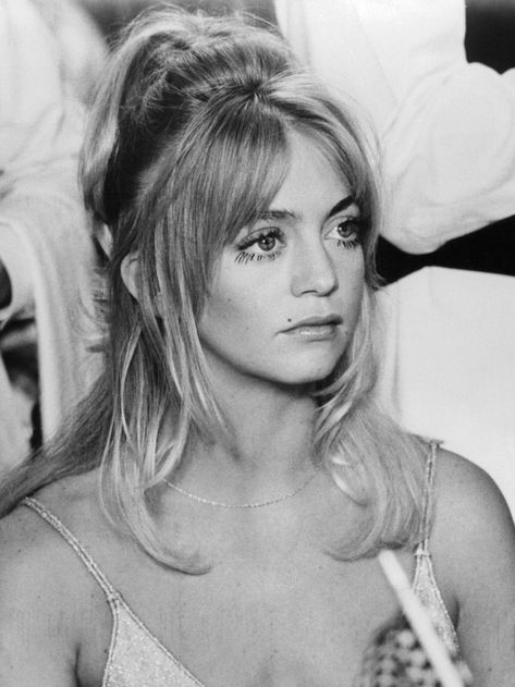 70’s Hair, Kort Bob, Fitness Queen, 1970s Hairstyles, 1960s Hair, 60s Hair, 70s Hair, Updo Styles, Goldie Hawn