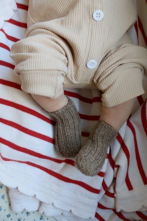 Newborn Knitted Blanket, Socks Knitting Pattern Free, Baby Socks Knitting Pattern, Baby Socks Pattern, Socks Ideas, Knitting Pattern Free, Knitted Socks Free Pattern, Toddler Mittens, Crochet Baby Socks