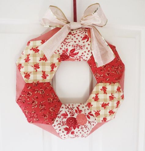 Free pattern and video tutorial to make a hexagon wreath. Could be make in any fabrics for any season Natal, Patchwork, Epp Christmas, Hexagon Wreath, Hexagon Projects, Handmade Christmas Gifts Diy, Vintage Sewing Box, Hexagon Patchwork, English Paper Piecing Quilts