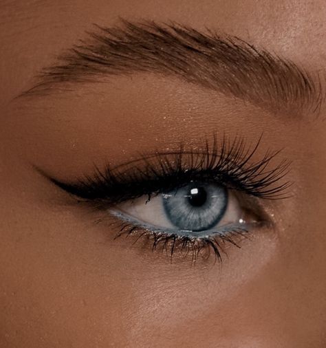 Simple Makeup Looks Homecoming, Homecoming Hair And Makeup, Light Blue Dress Eye Makeup, Natural Light Blue Makeup, Movie Premiere Makeup, Light Prom Makeup Natural Blue Eyes, Glowy Makeup Bronze Formal, Homecoming Makeup Ideas For Blue Dress, Natalie Dormer Makeup