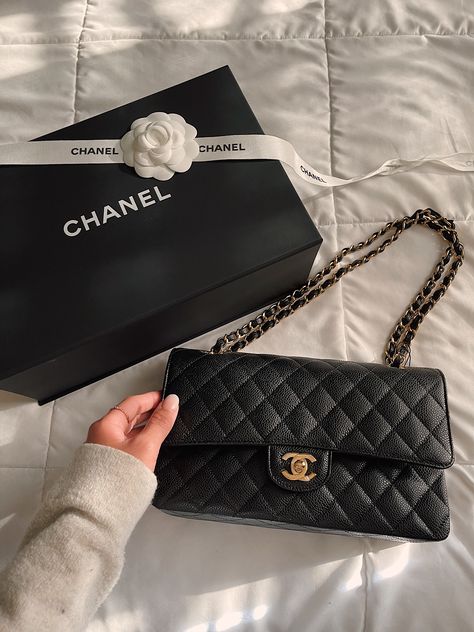 #chanelmediumclassicflap #chanelcaviar Sac Boy, Tas Gucci, Channel Bags, Populaire Outfits, Prada Candy, Chanel Classic Flap Bag, Tas Chanel, Luxury Bags Collection, Accessoires Iphone