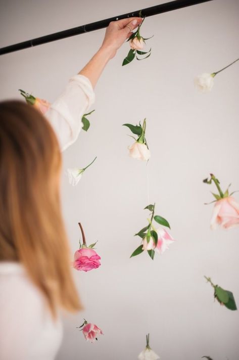 Floating Flower Wall, Flower Garland Backdrop, Flower Backdrop Diy, Flower Garland Diy, Diy Photo Booth Backdrop, Diy Flower Wall, Floating Flower, Diy Photo Backdrop, Diy Flores