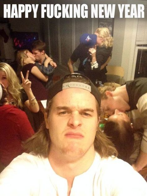 26 Funny Awkward Christmas Photos ~ funny selfie, couples kissing, except lonely man, happy f-ing new years Kiss Meme, Kiss Funny, Christmas Couple Pictures, New Year's Kiss, Funny Christmas Pictures, Uber Humor, Selfie Fail, Funny Selfies, Funny New Year